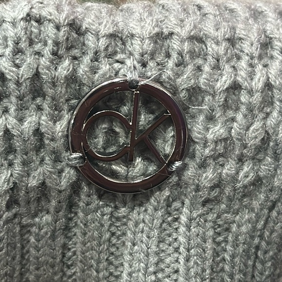 CALVIN KLEIN Women’s Gray Waffle Knit Scarf - Picture 4 of 6